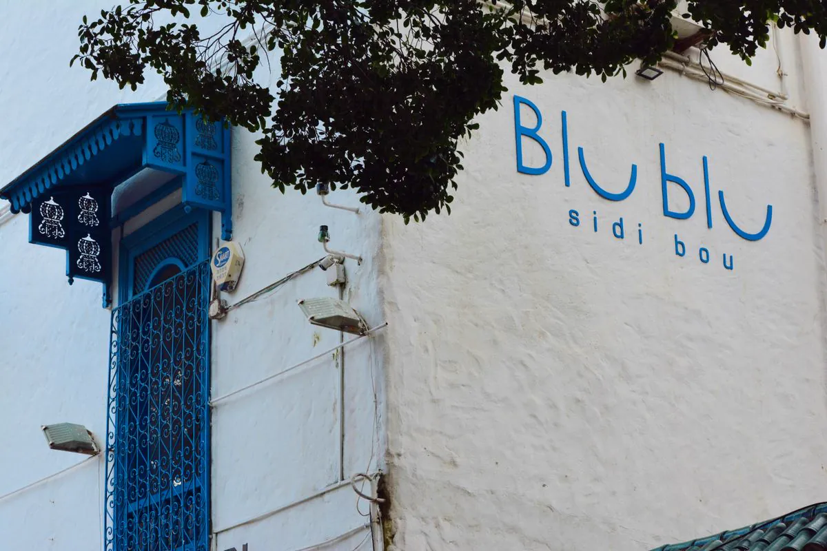 Façade Blu Blu Sidi Bou, mur blanc et balcon bleu