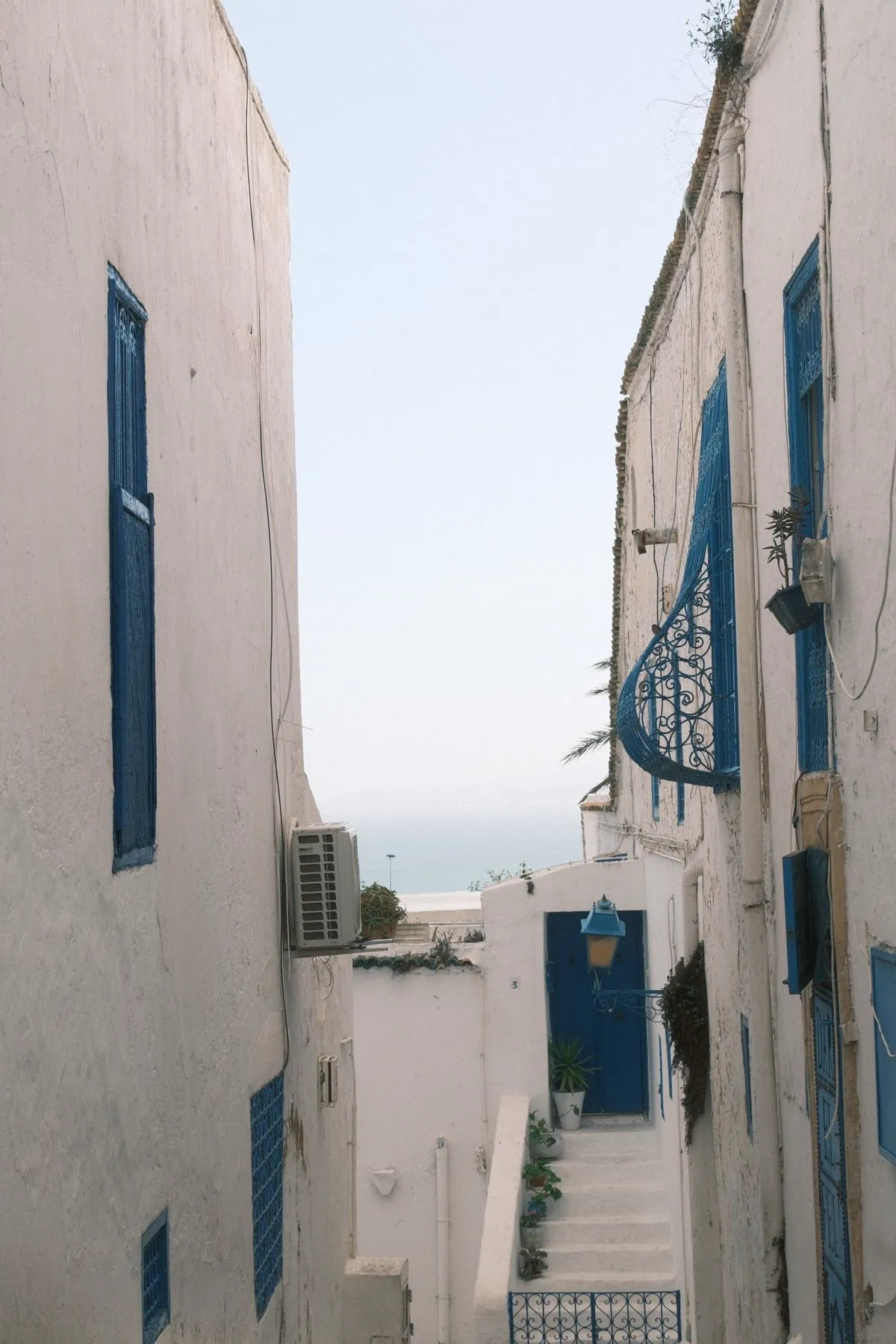 Ruelle bleue et blanche de Sidi Bou Saïd avec vue sur la mer