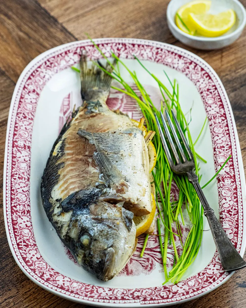 Poisson grillé au citron et aux herbes